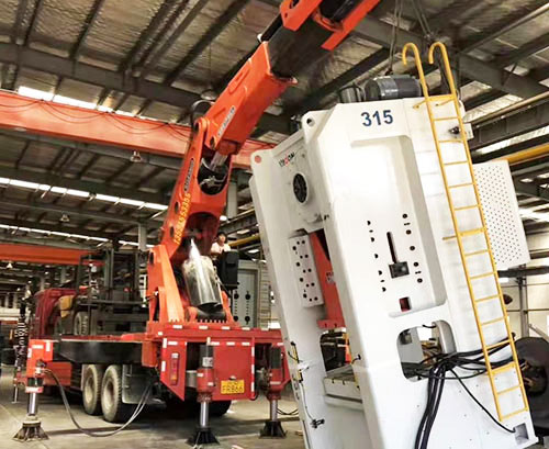 泰州附近随车吊出租，轻松解决运输难题