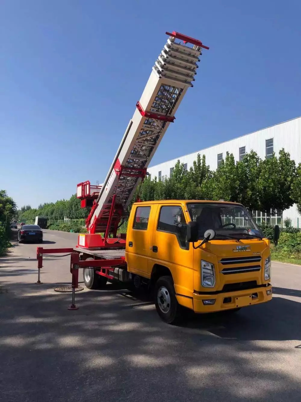 泰州附近的云梯车出租服务：轻松解决高空作业需求