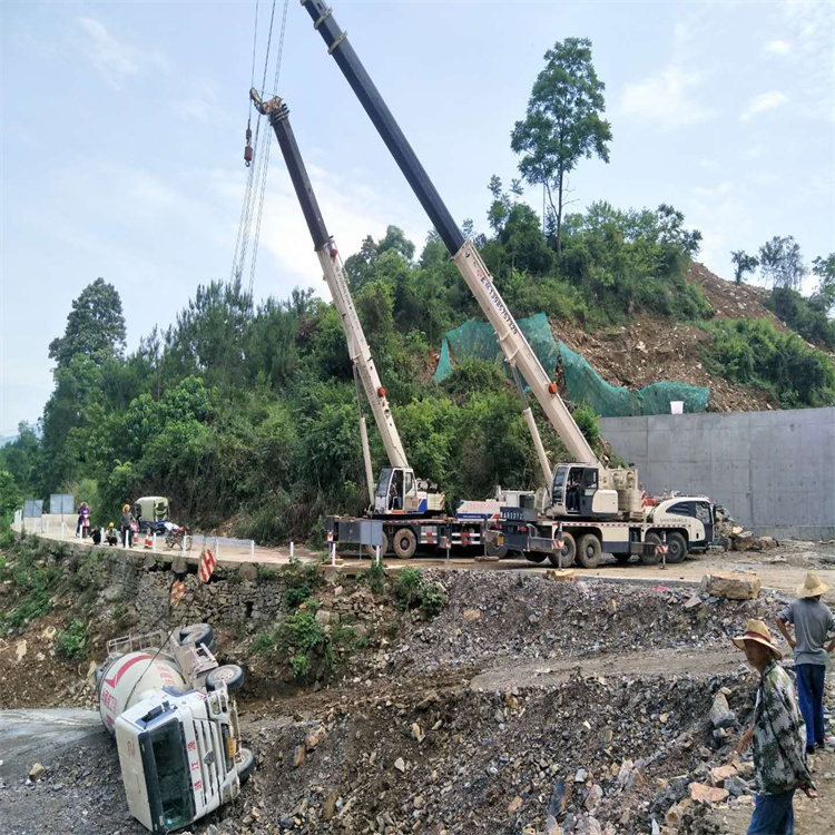泰州汽车掉沟里叫吊车救援要多少钱